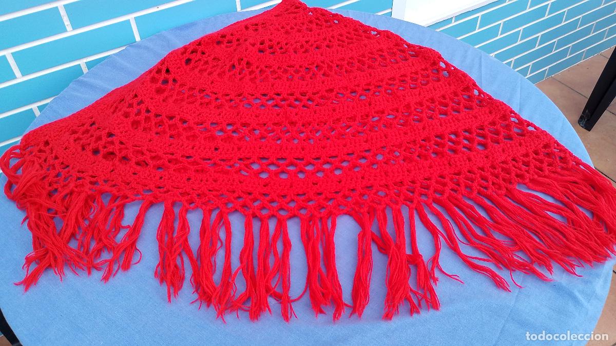 Vintage: Antiguo mant&oacute;n hippie de color rojo