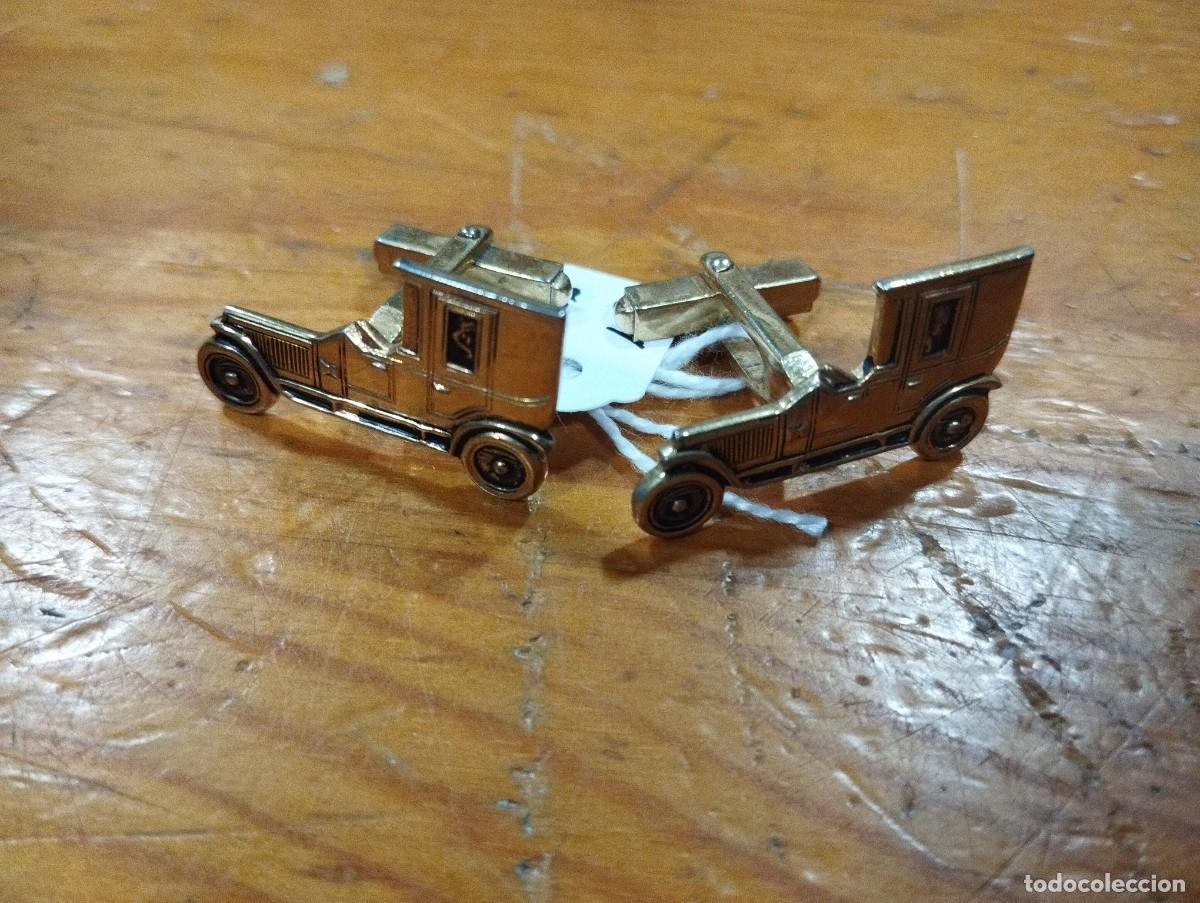 Vintage: GEMELOS EN FORMA DE COCHES DE &Eacute;POCA. - Foto 2