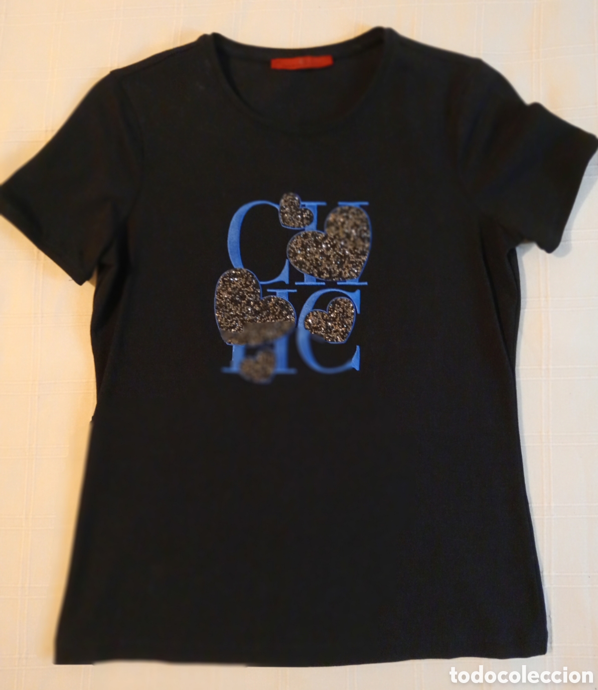 Vintage: Camiseta Carolina Herrera CH negra talla XS &ndash; Logo corazones lentejuelas (como nueva)