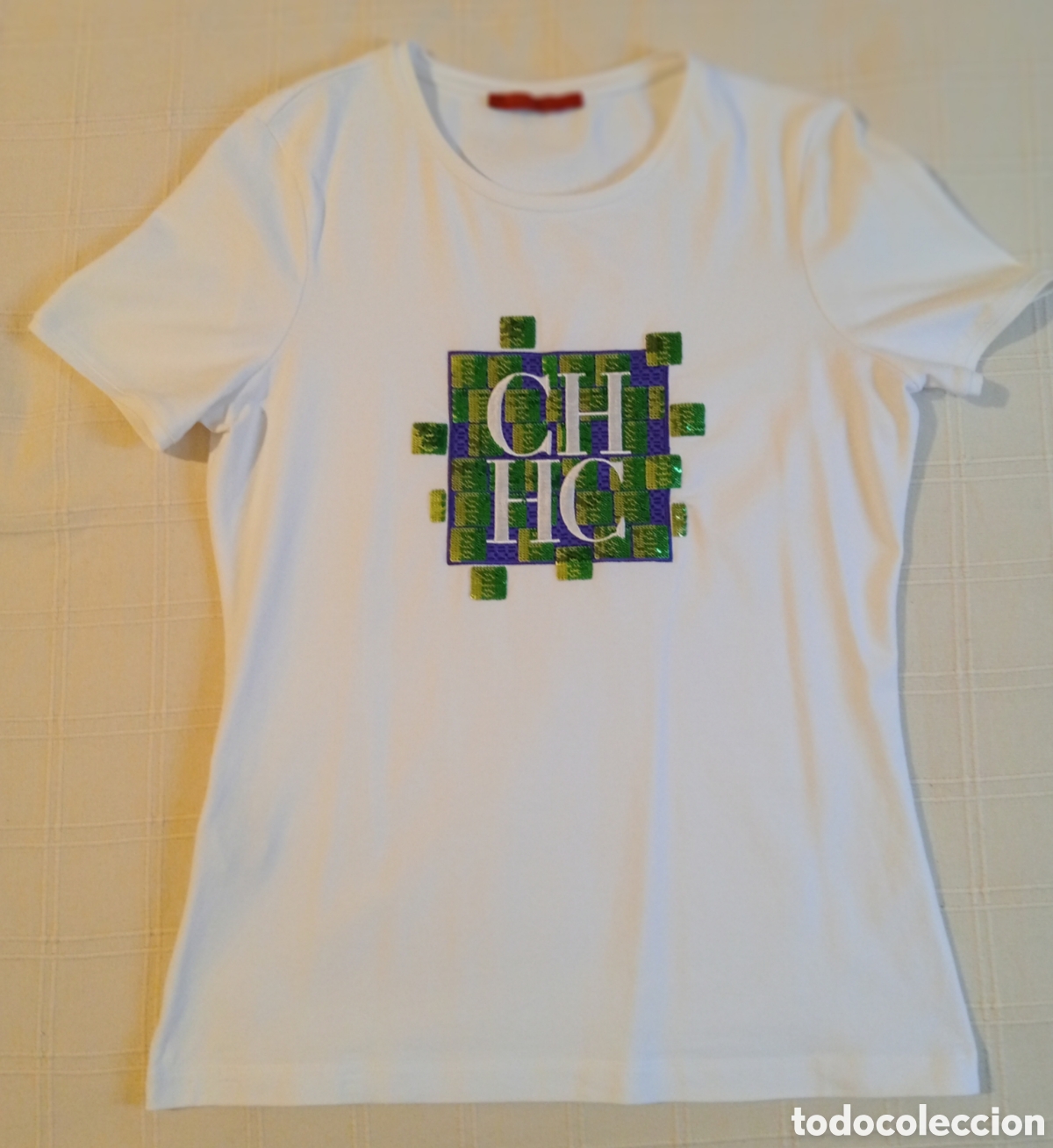 Vintage: Camiseta Carolina Herrera CH blanca talla XS &ndash; Logo CH HC lentejuelas verdes y moradas