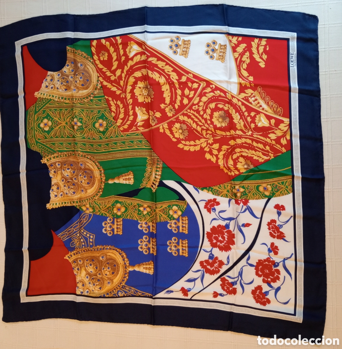 Vintage: Pa&ntilde;uelo de seda Loewe &ndash; Dise&ntilde;o ornamental coronas y joyas (rojo, verde, azul) &ndash; Excelente estado