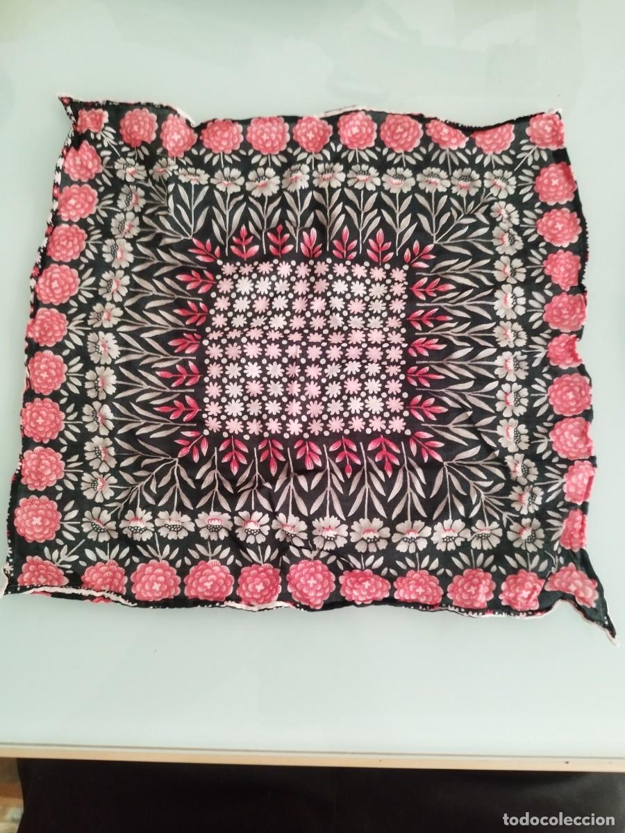 Vintage: Antiguo peque&ntilde;o pa&ntilde;uelo de mujer, con motivos florales.