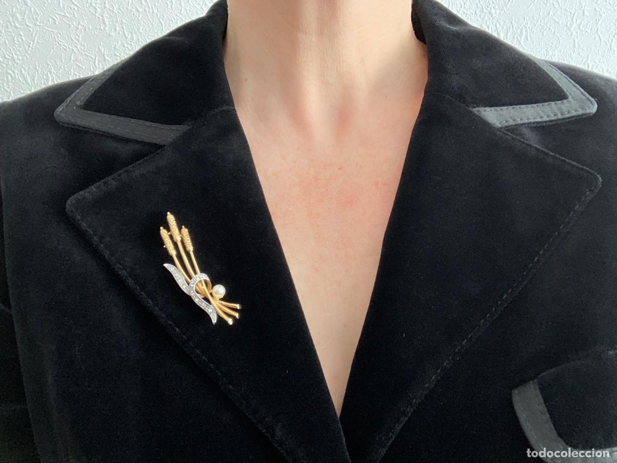 Vintage: Broche vintage de juncos dorado con perla de imitaci&oacute;n y strass
