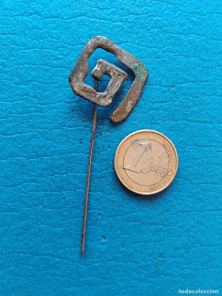 Vintage: ANTIGUO BROCHE O ALFILER DE AGUJA LARGA - DISE&Ntilde;O DE ESPIRAL CUADRADO - TONALIDAD VERDOSO/PLATEADO
