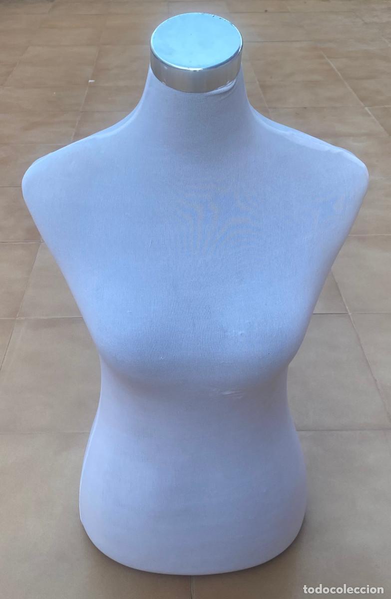 Vintage: Maniqu&iacute; de escaparate. Torso femenino. Con forro de tela. 70 cm. de altura. Buen estado.