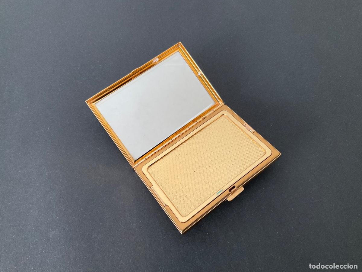 Vintage: Polvera vintage dorada con espejo y dise&ntilde;o geom&eacute;trico
