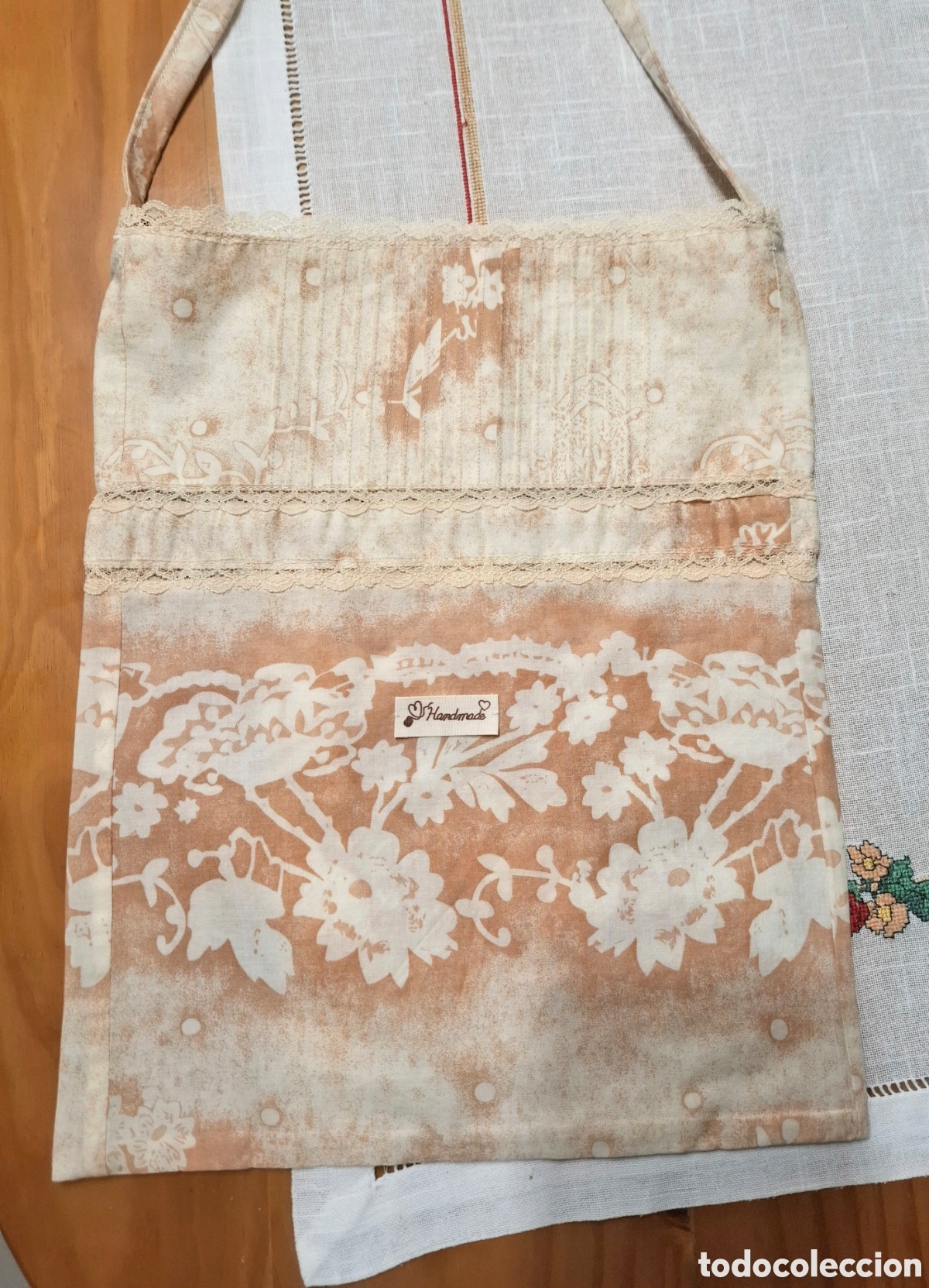Vintage: Delicado bolso con jaretas y puntillas