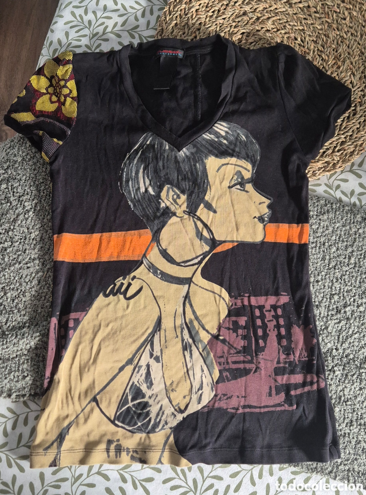 Vintage: ​CAMISETA VINTAGE CUSTO BARCELONA - ILUSTRACI&Oacute;N ROSTRO Y ESTAMPADO FLORAL - A&Ntilde;OS 2000 (Y2K)