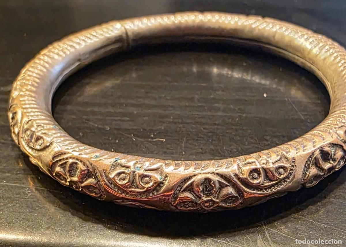 Vintage: T&iacute;tulo: Brazalete r&iacute;gido vintage labrado con motivos florales y vegetales &ndash; 6 cm