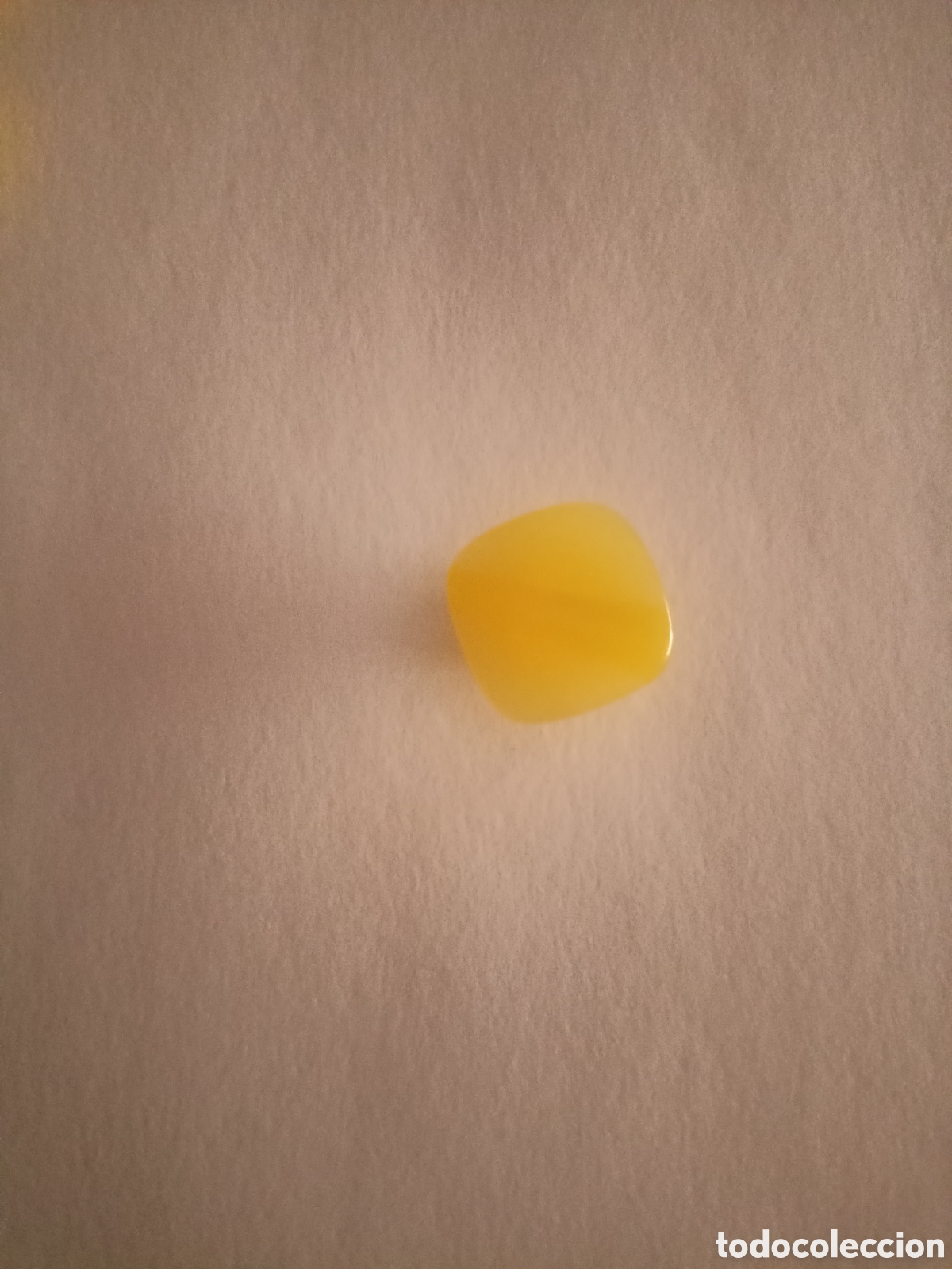 Vintage: 5 botones cuadrados amarillos. 1cm