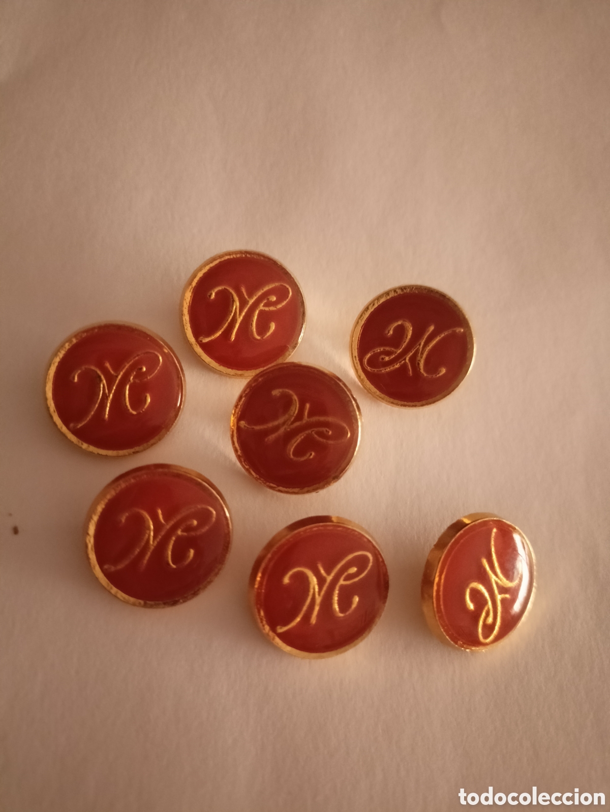 Vintage: 7 botones dorados salmon con letras
