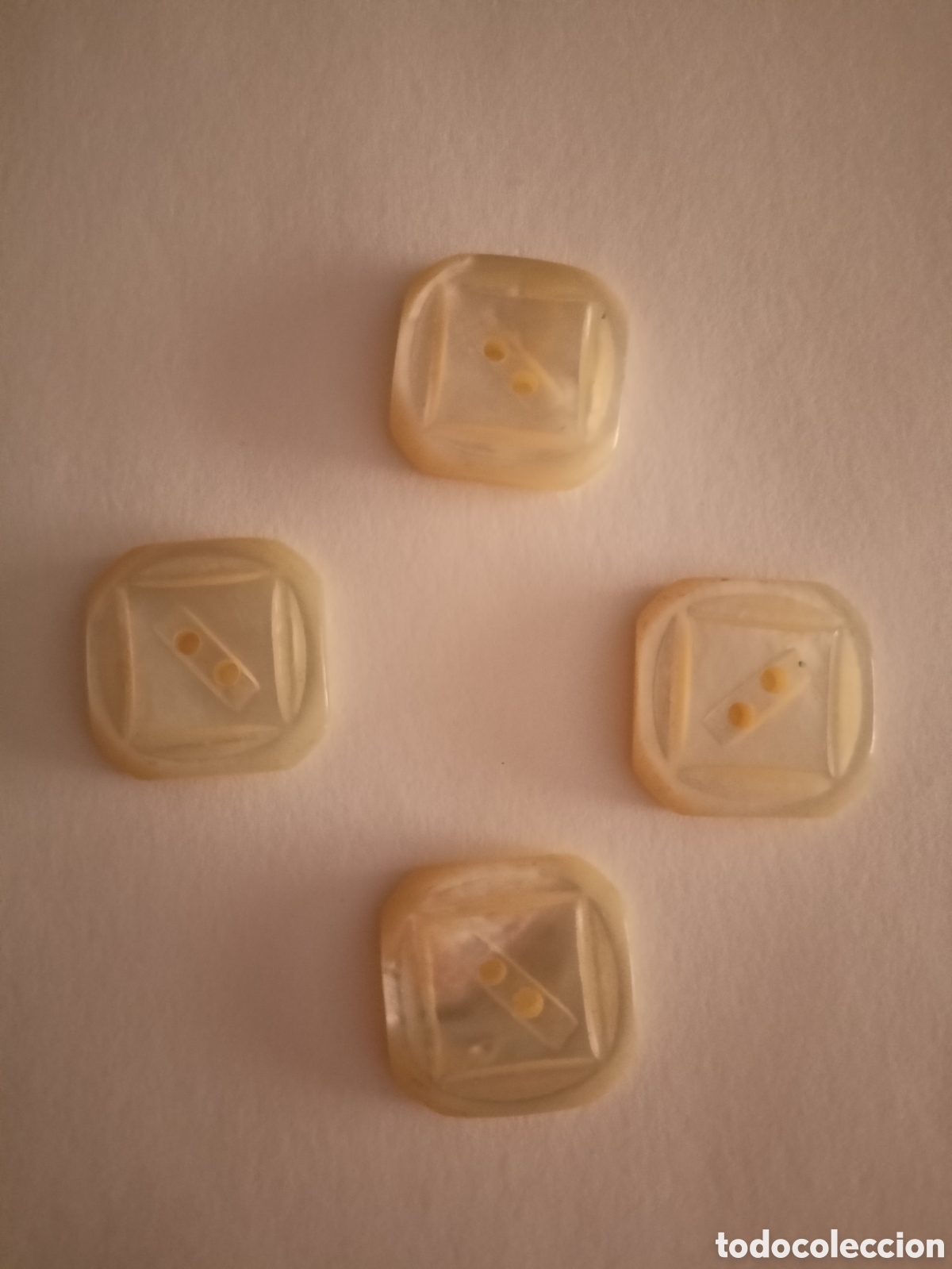 Vintage: 4 botones cuadrados blancos vintage