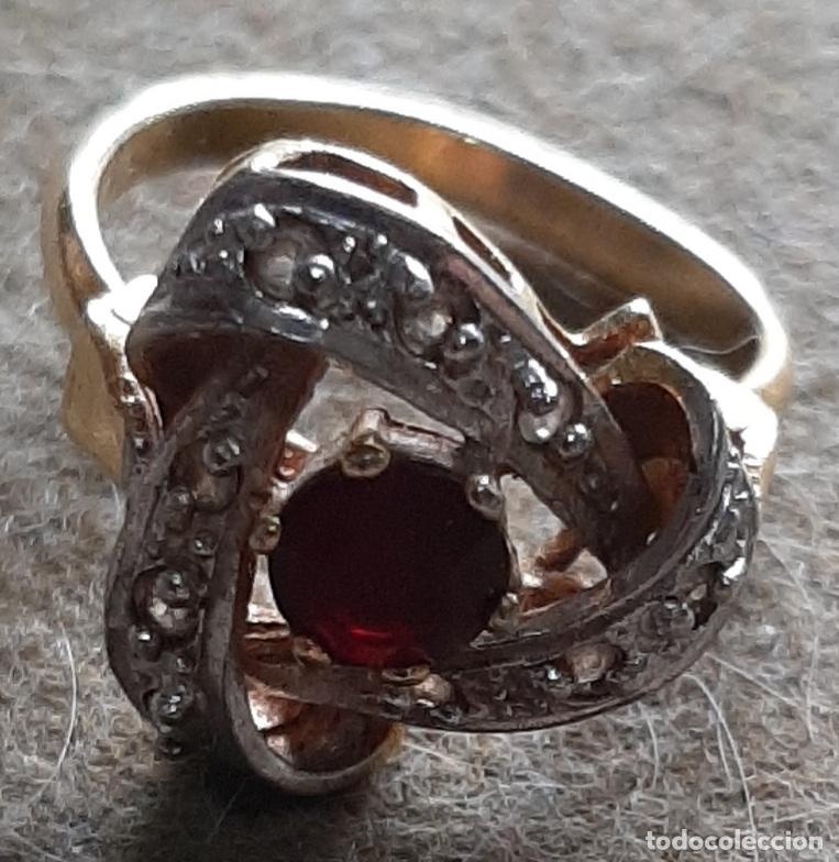 Vintage: SORTIJA DE PLATA DORADA CON CIRCONITAS Y UNA PIEDRA COLOR GRANATE