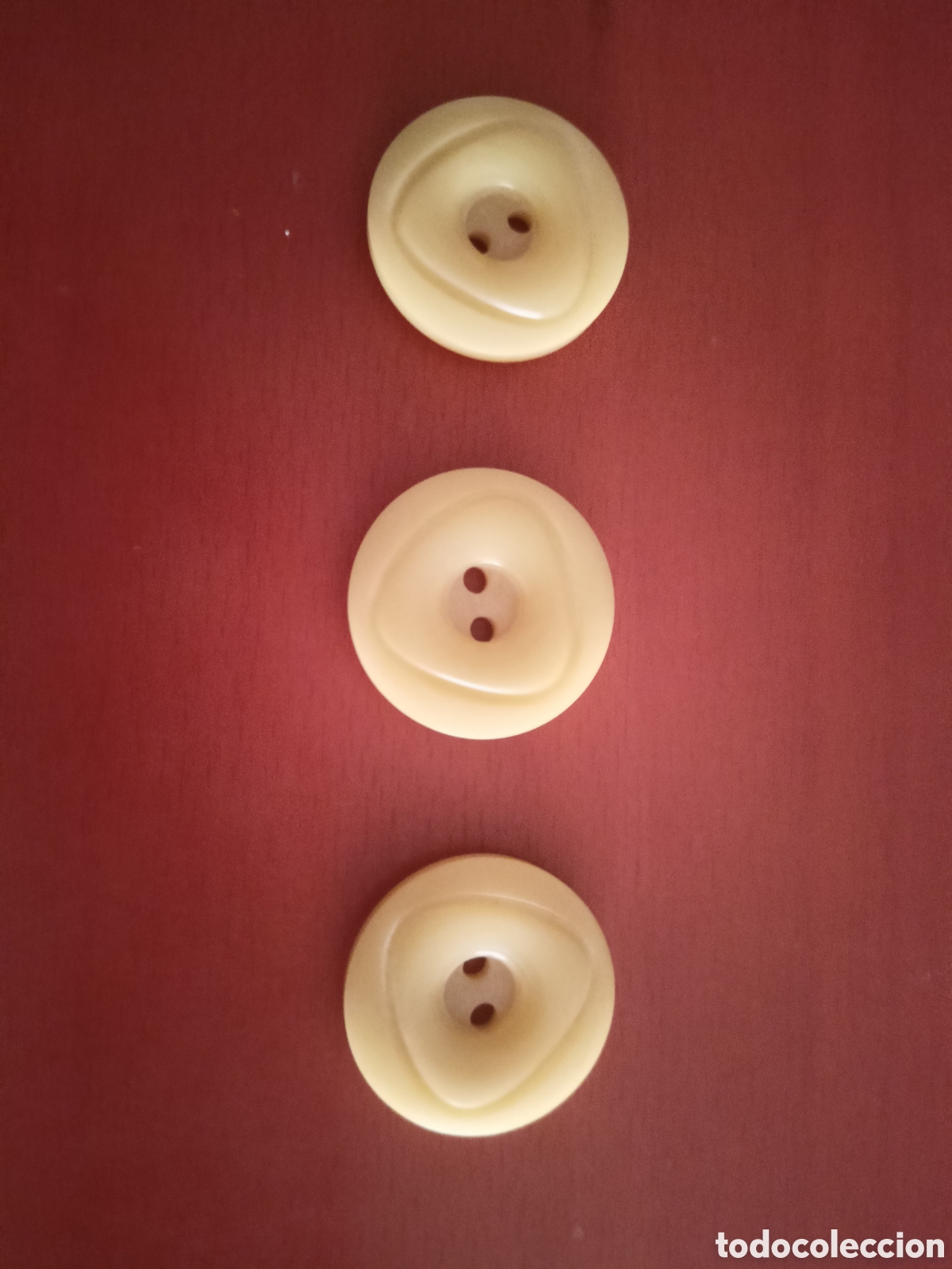 Vintage: 3 botones color crema