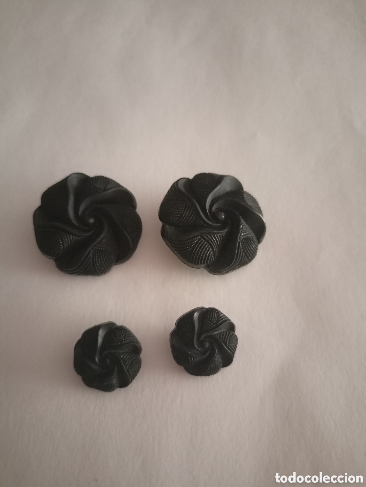 Vintage: Lote 4 botones negros con relieve