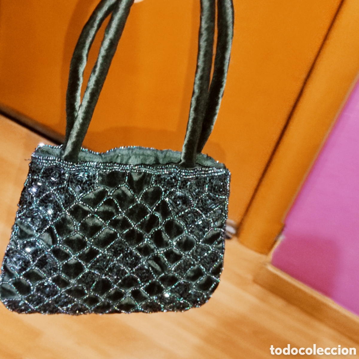 Vintage: Bolso acolchado negro con bolitas de cristal para fiesta o traje regional.Vintage.