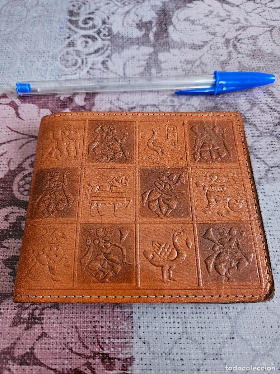 Vintage: Cartera/ Billetera De Cuero Marr&oacute;n Con Dise&ntilde;o Repujado, Dise&ntilde;o Exterior Dividido En Cuadriculas.