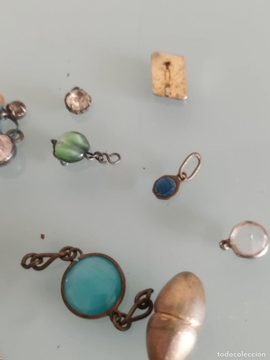 Vintage: Lote de dijes y complementos de estilo vintage o antiguo. - Foto 4