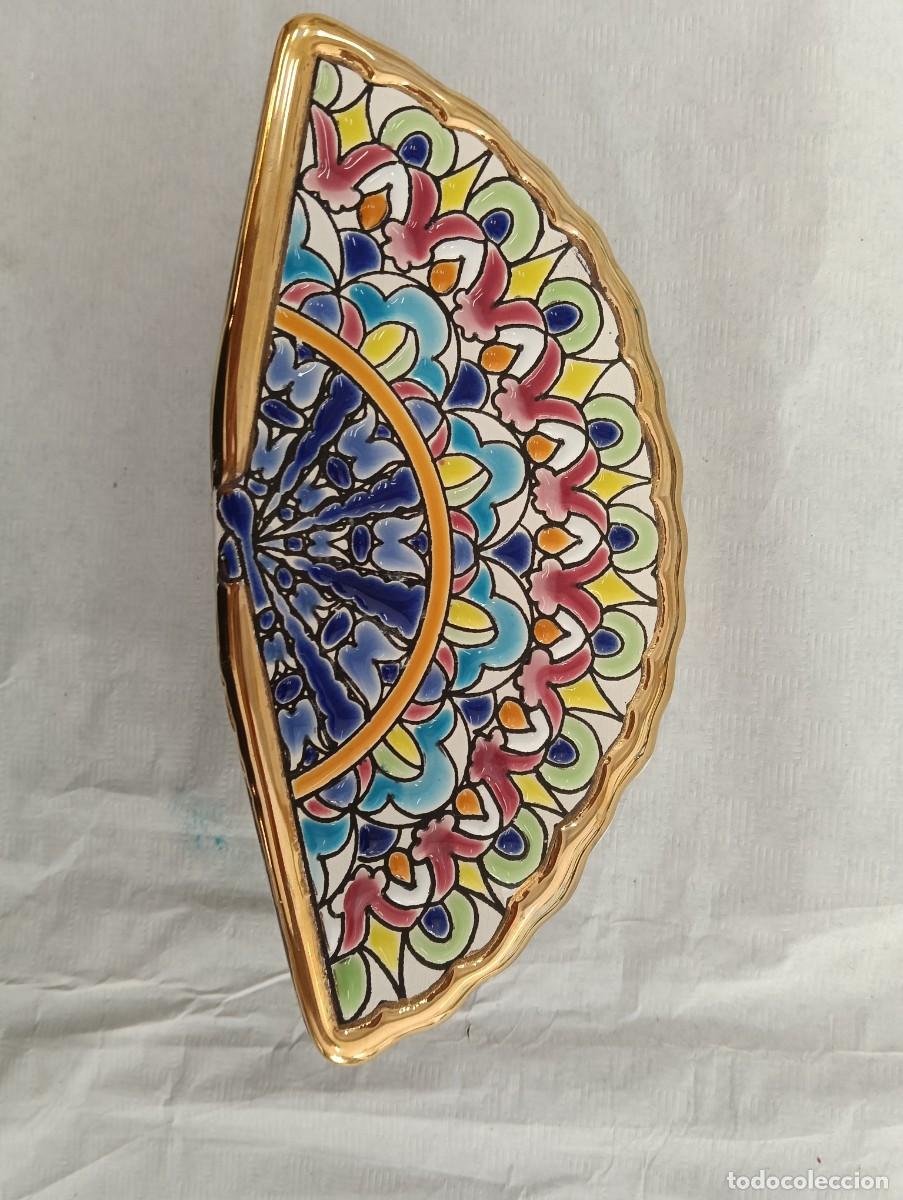 Vintage: Abanico cer&aacute;mico pintado a mano con esmalte y oro de ley