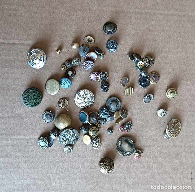 Vintage: Lote de 68 botones de metal o similar Parecen todos distintos