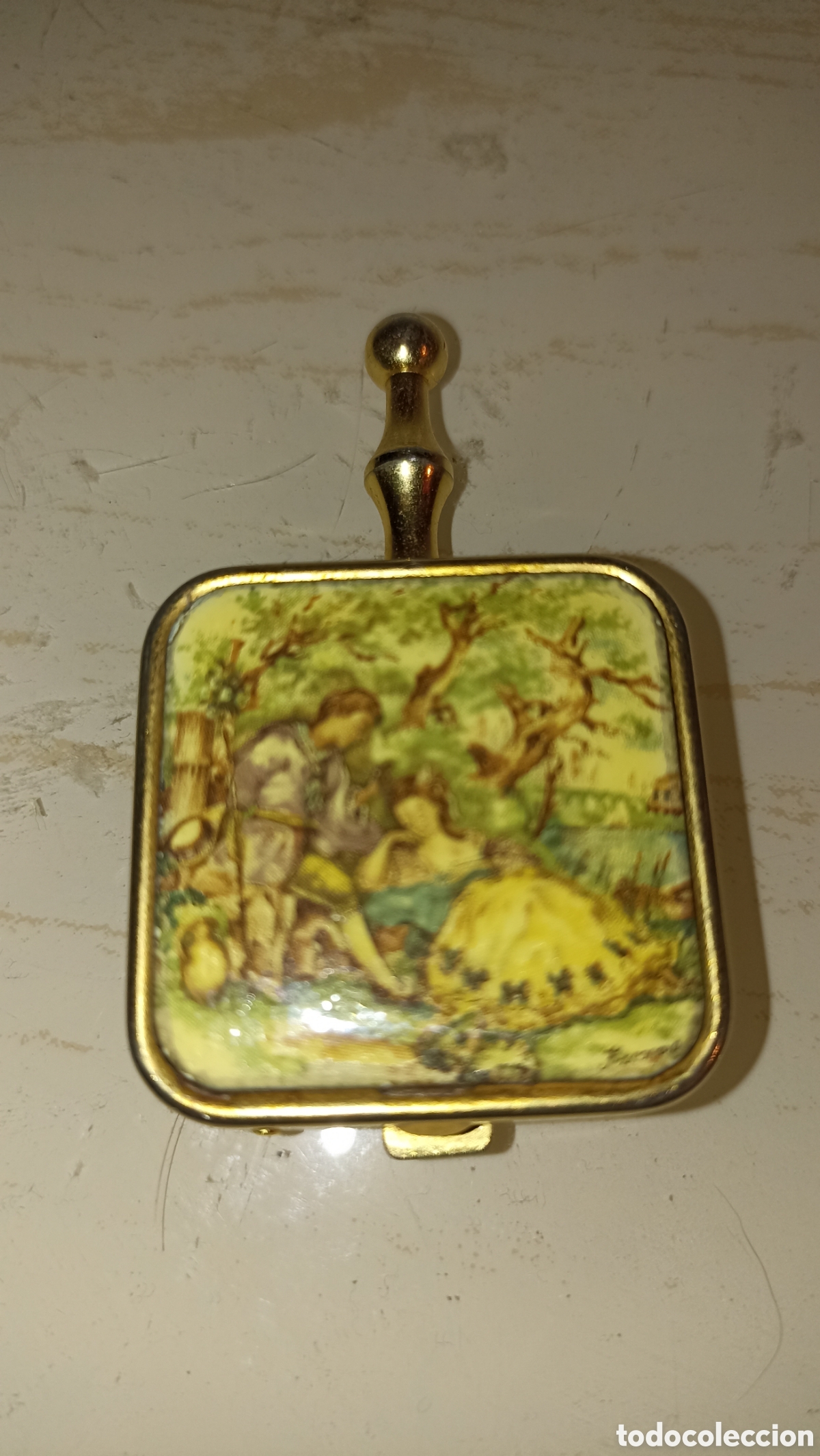 Vintage: Antiguo Cenicero de Bolsillo Port&aacute;til Vintage &ndash; Escena Galante Rococ&oacute; (A&ntilde;os 60/70)