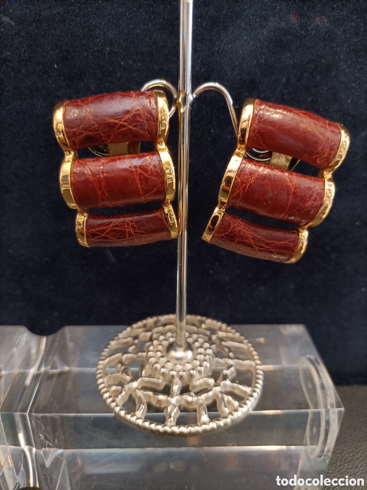 Vintage: Pendientes de la marca LOEWE de metal dorado y cocodrilo.