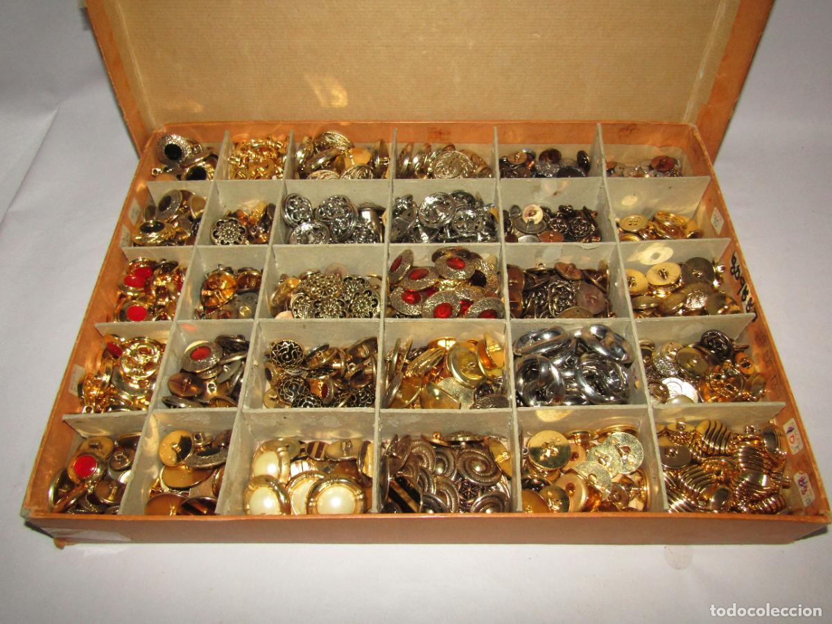 Vintage: Antigua Caja con mas de 1.200 Botones Metalizados de Mercer&iacute;a a Estrenar