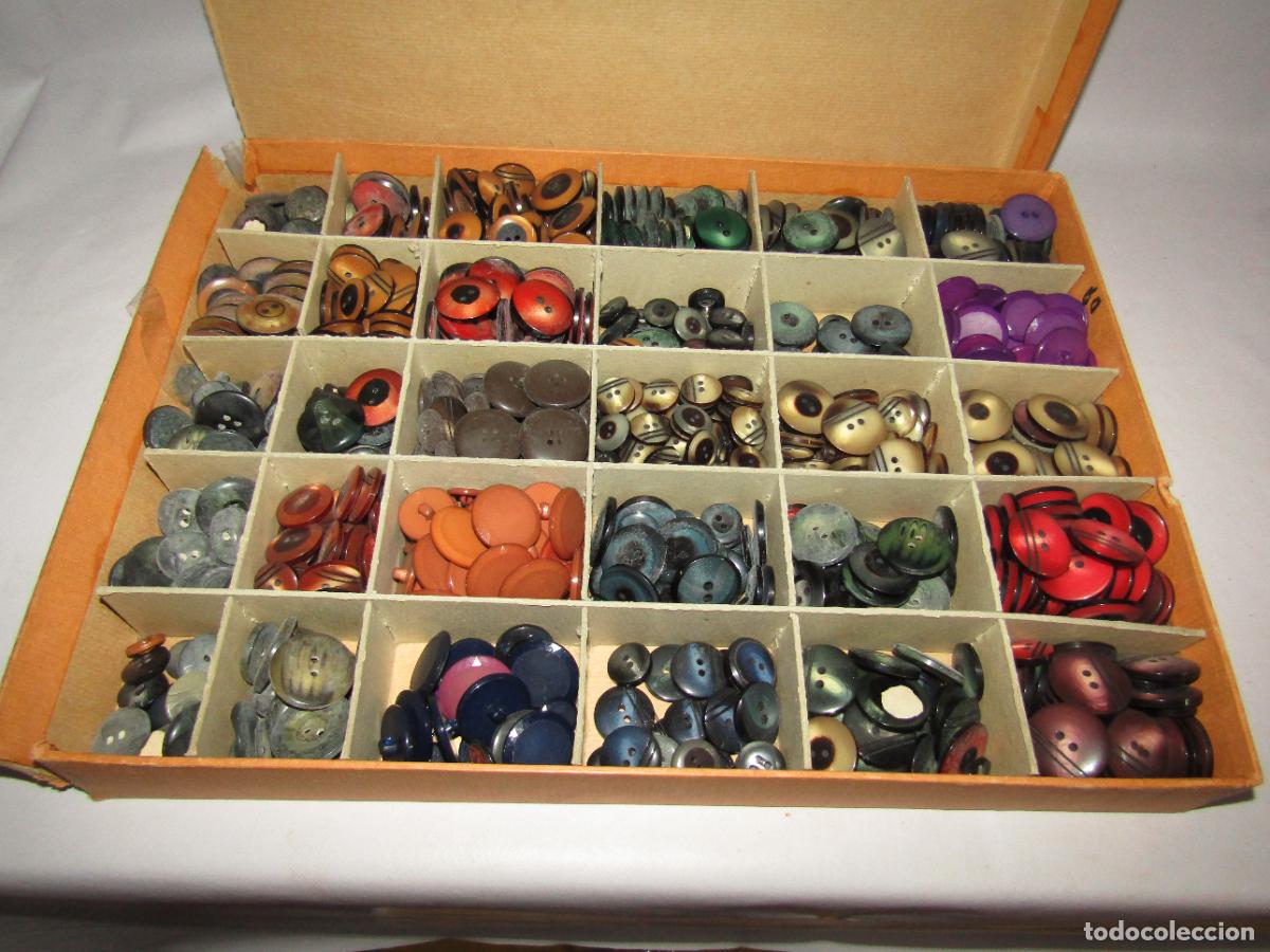 Vintage: Antigua Caja con mas de 1.300 Botones Metalizados de Mercer&iacute;a a Estrenar