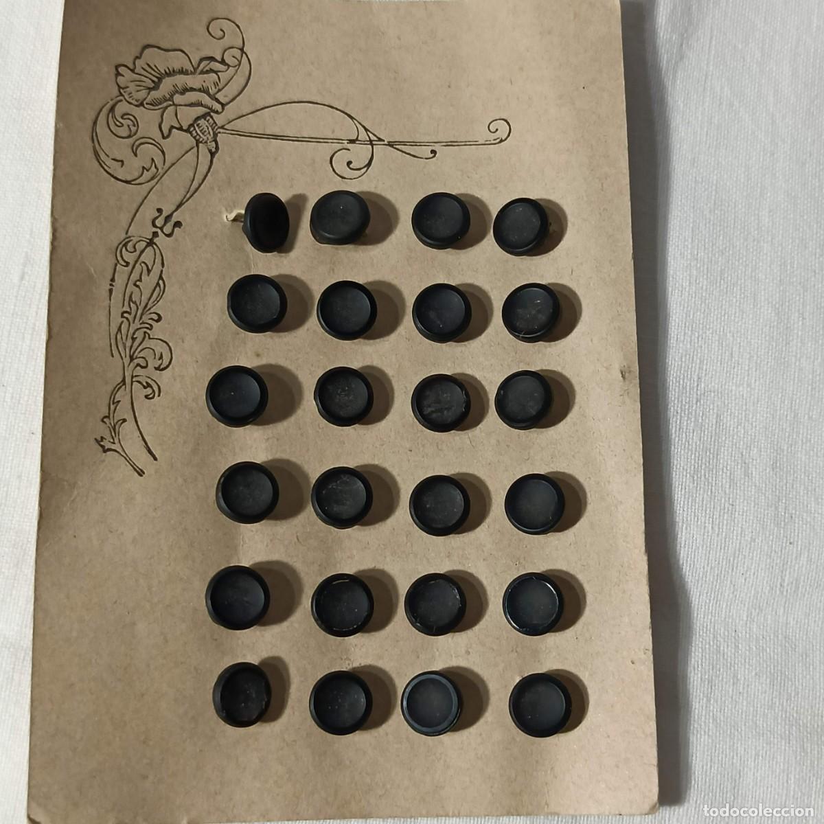 Vintage: Cart&oacute;n con 24 botones modernistas, de pasta de vidrio, negros, a&ntilde;os 1920/30. De pie. 0,5 cm.