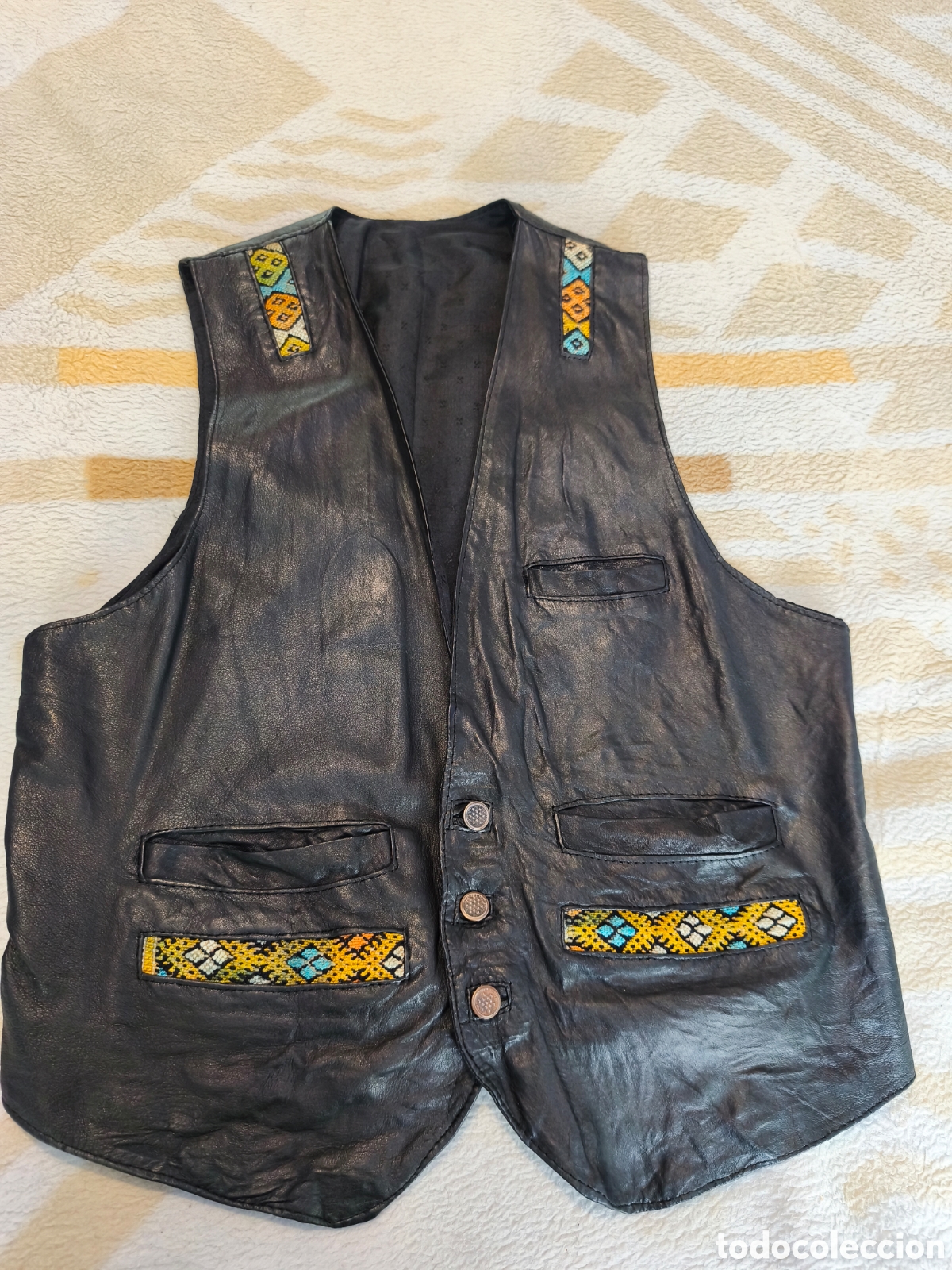 Vintage: Chaleco vintage de piel/cuero aut&eacute;ntico de color negro, de est&eacute;tica cl&aacute;sica y elegante, correspondie