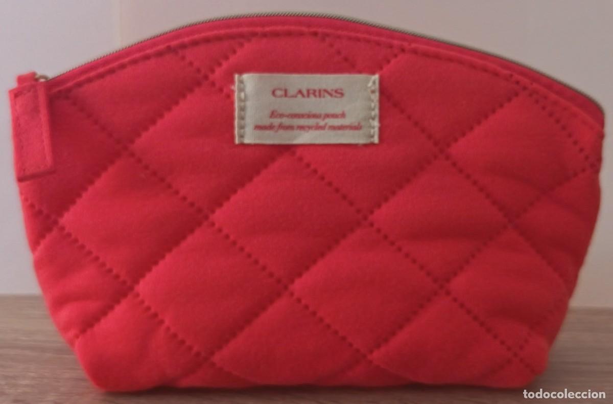 Vintage: Neceser de tela. Acolchado. Color rosa fucsia. De Clarins. Con cremallera.