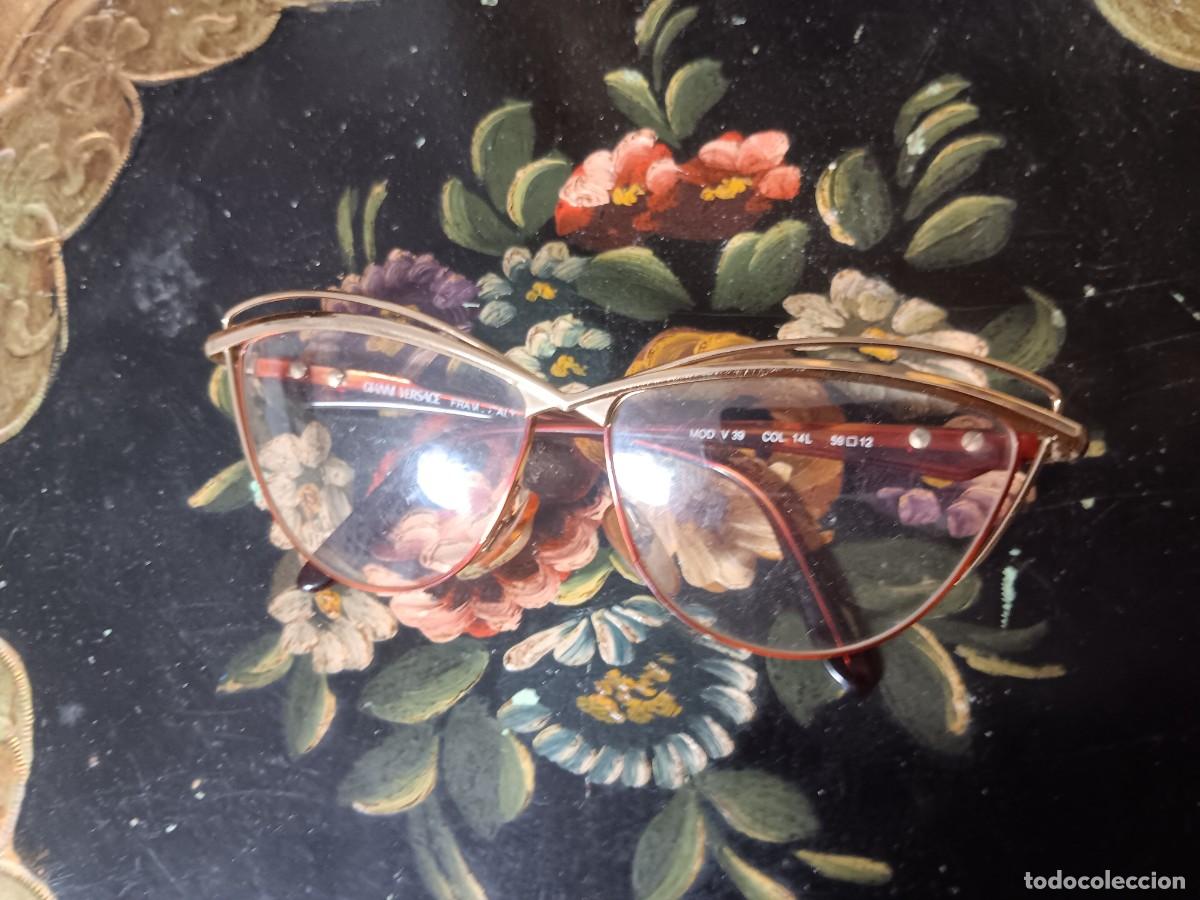 Vintage: gafas vintage de la firma de lujo italiana Gianni Versace, concretamente el modelo V39.