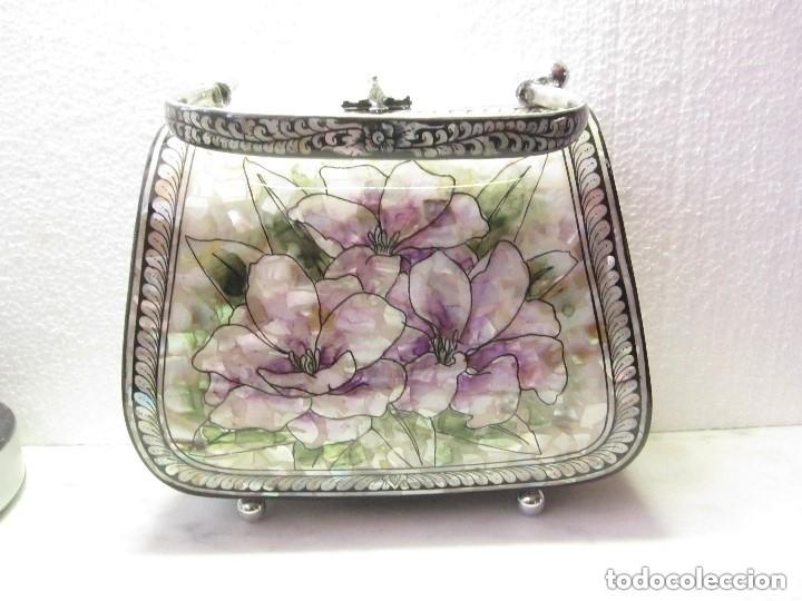 Vintage: Bolso de Madera lacado en Negro, con incrustraciones de N&aacute;car