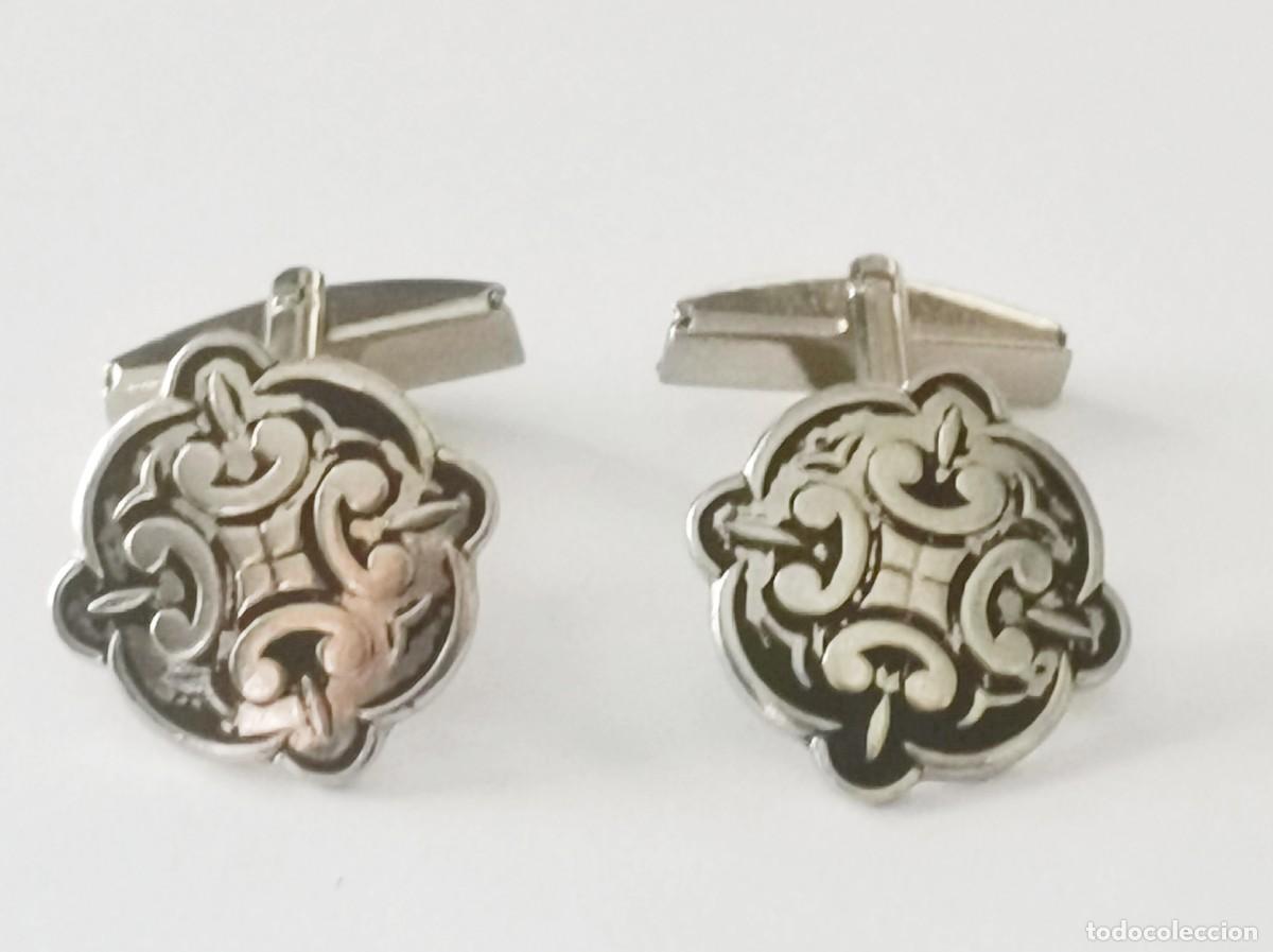 Vintage: Pareja de Gemelos Vintage Calados en Metal Plateado - Dise&ntilde;o Cl&aacute;sico y Detallado -