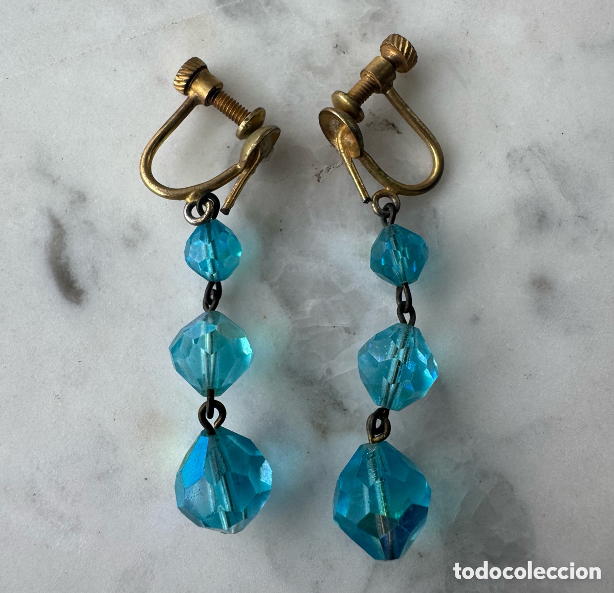 Vintage: Pendientes cierre de tornillo y cristal tallado con un ba&ntilde;o irisado. Vintage