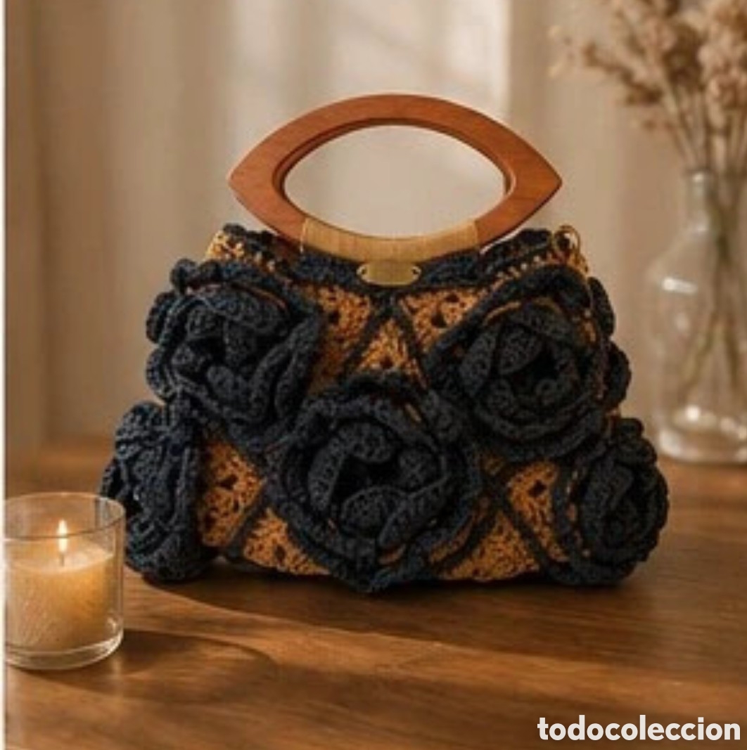 Vintage: BOLSO ARTESANAL DE GANCHILLO NEGRO Y CAMEL &ndash; FLORES 3D &ndash; ASA DE MADERA &ndash; PIEZA &Uacute;NICA