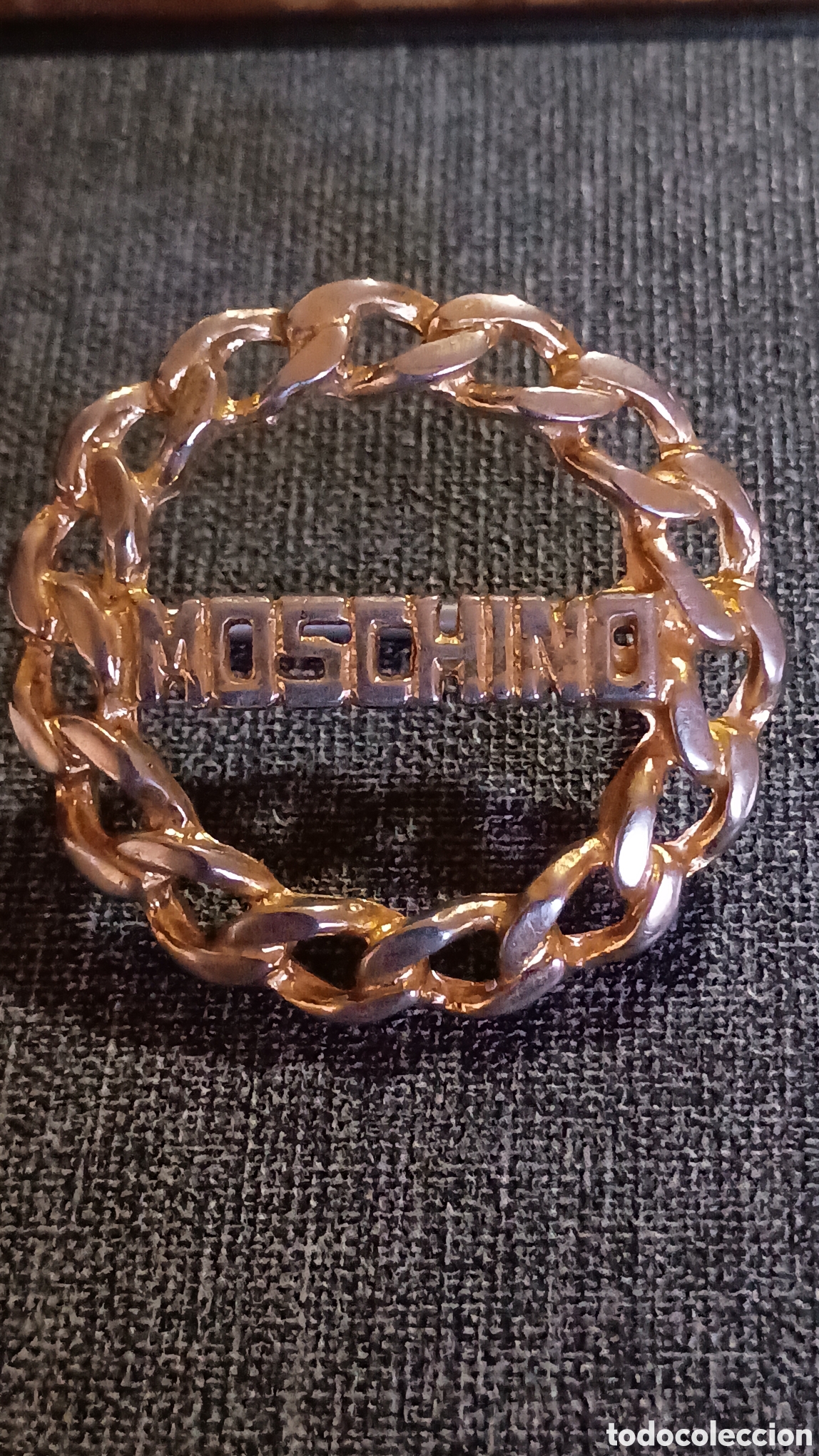 Vintage: Portapa&ntilde;uelo se lee moschino