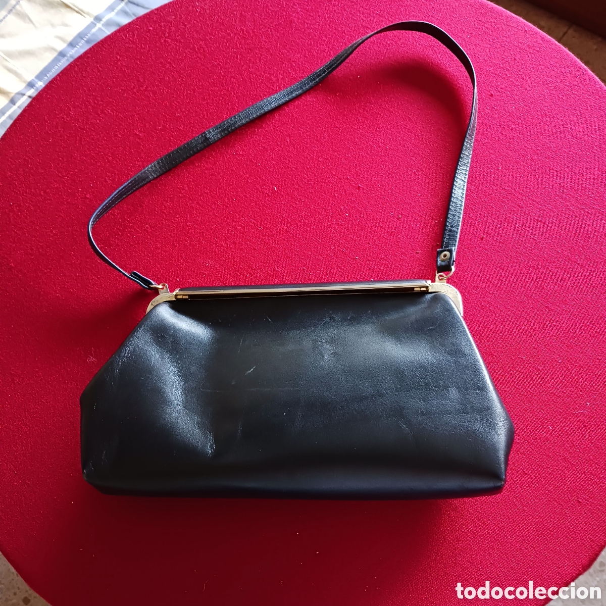 Vintage: Bolso negro de piel y cierre met&aacute;lico dorado