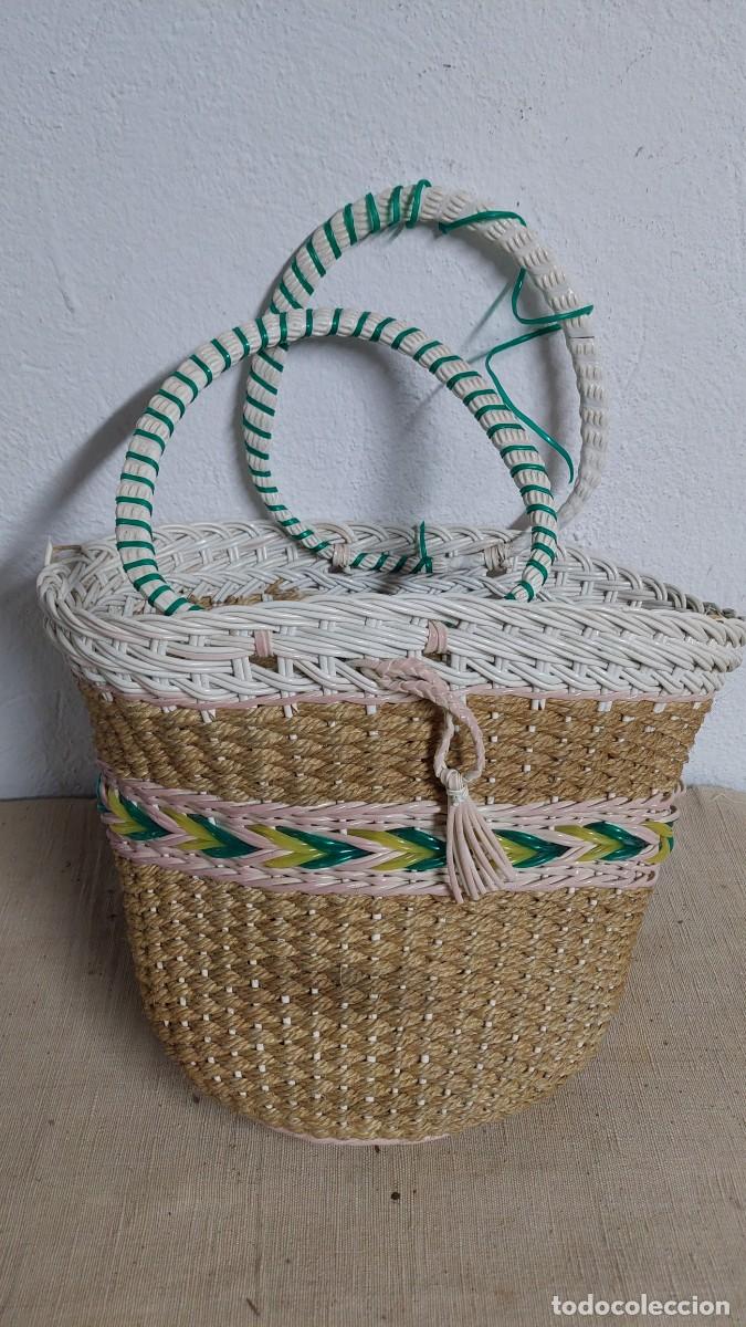 Vintage: Antiguo bolso de rafia vintage.
