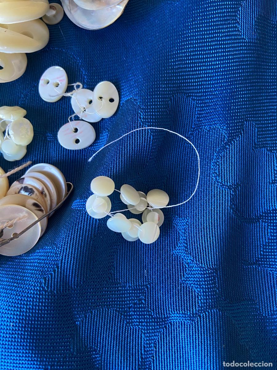 Vintage: M&Aacute;S DE 50 BOTONES DE NACAR - Foto 3