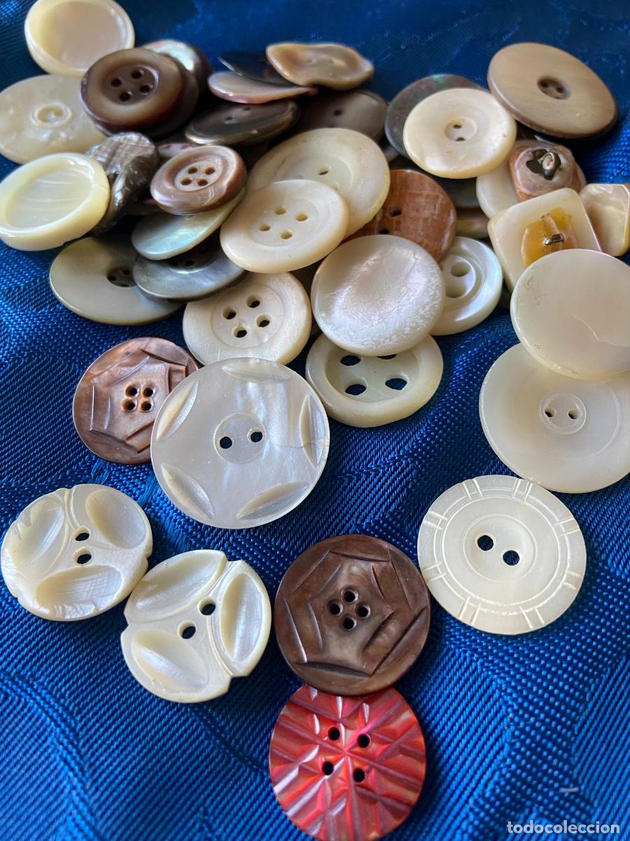 Vintage: M&Aacute;S DE 50 BOTONES DE NACAR. ALGUNOS TALLADOS