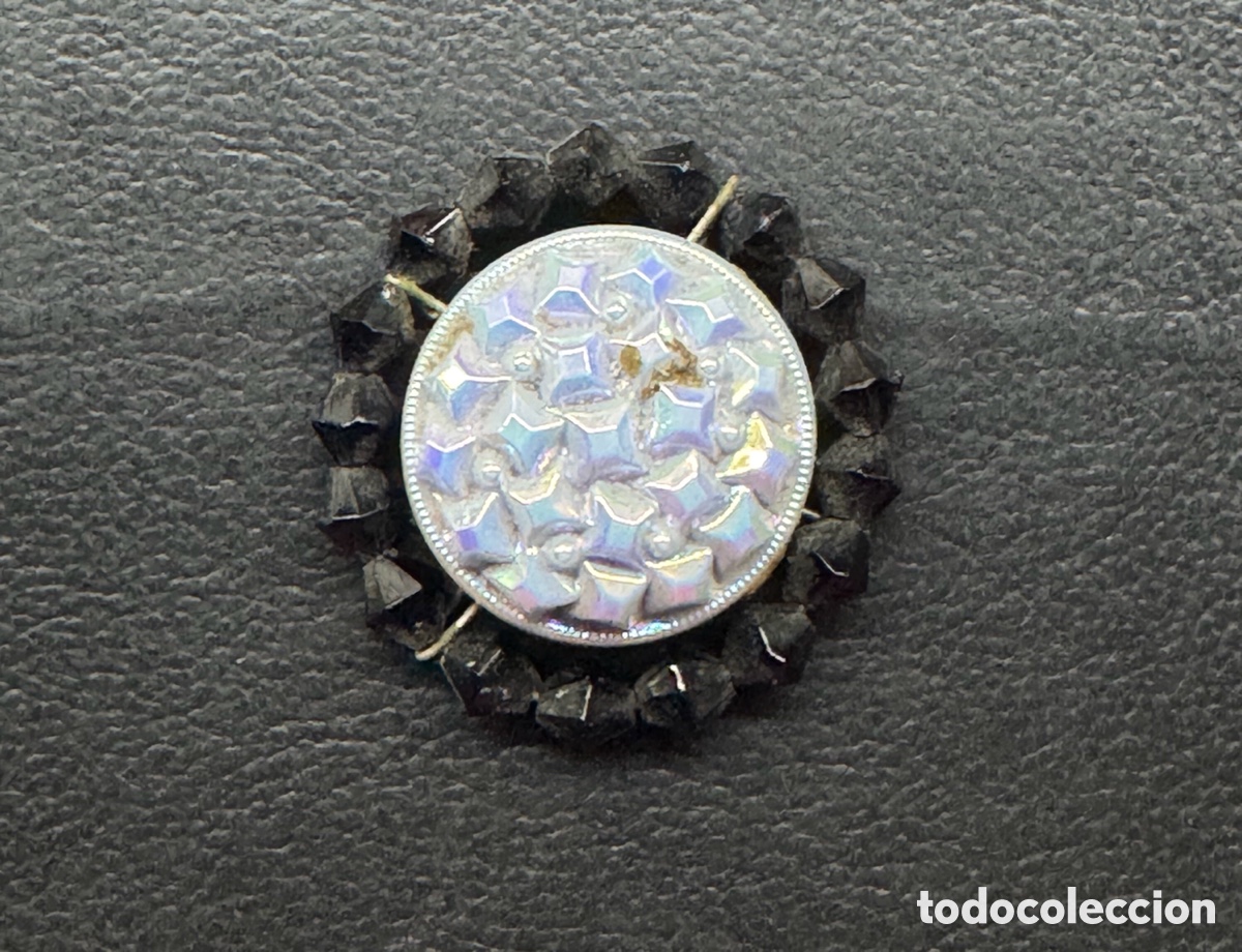 Vintage: Bisuter&iacute;a artesana hecha con un bot&oacute;n antiguo.