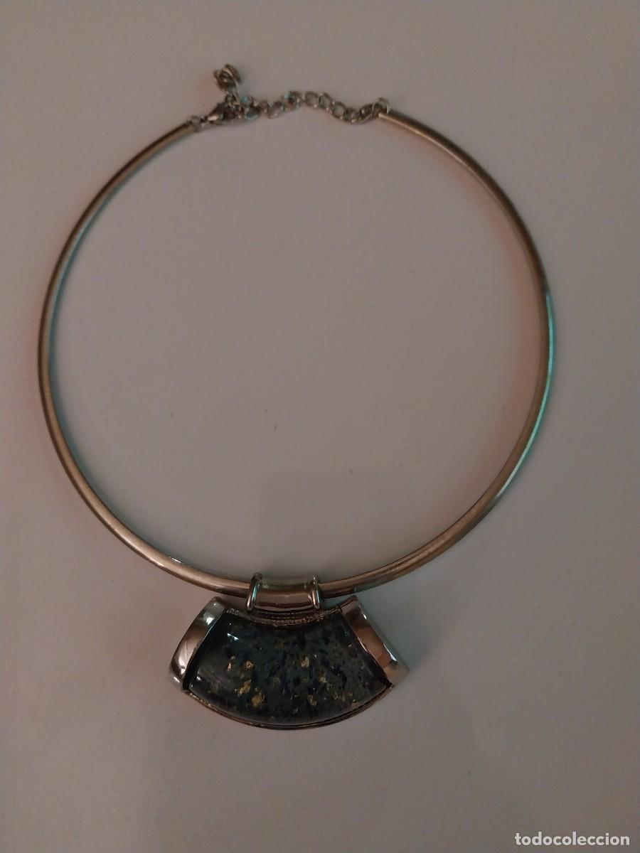 Vintage: Collar r&iacute;gido tipo gargantilla con Colgante de resina traslucida.