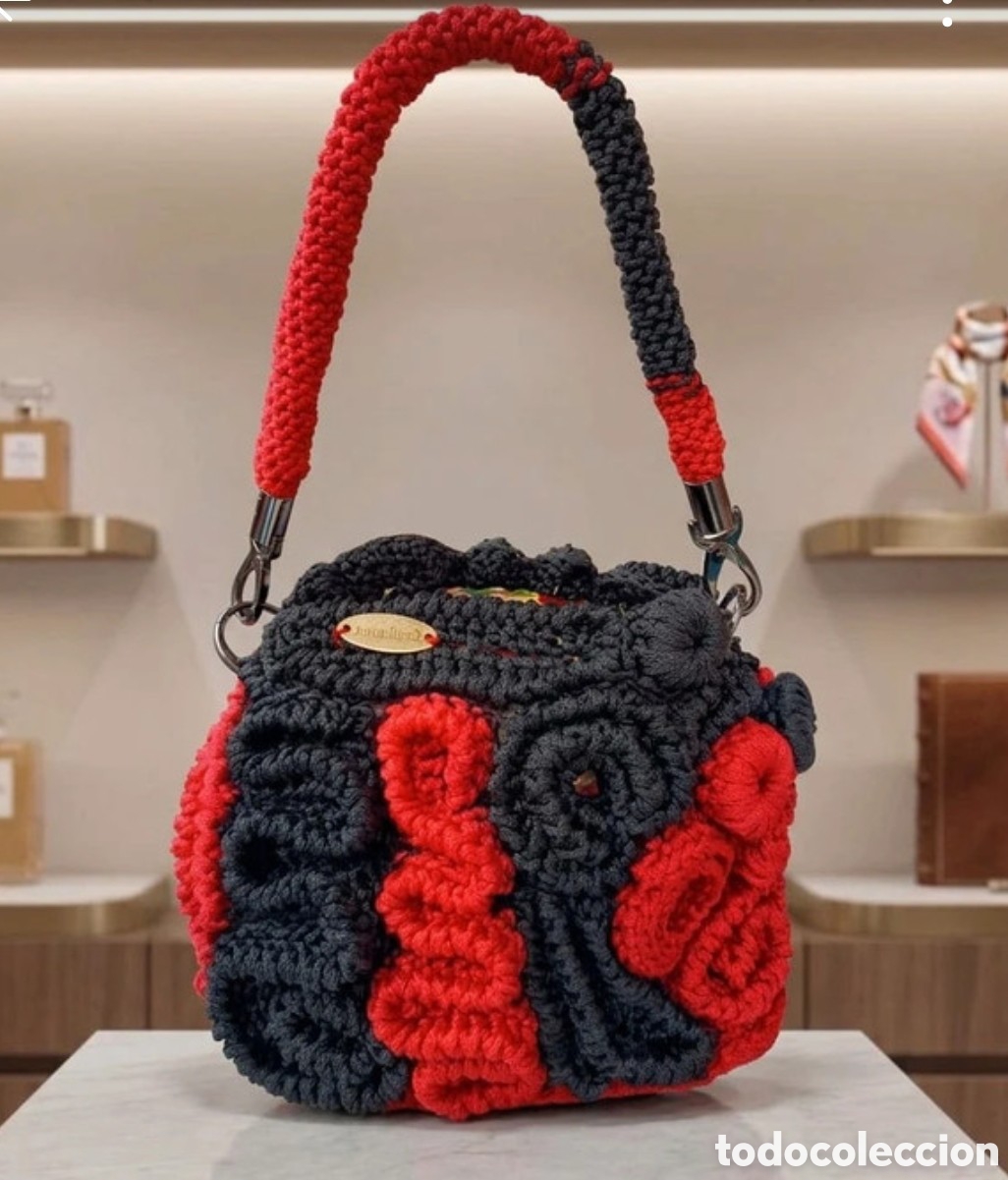 Vintage: Bolso artesanal crochet rojo y negro &ndash; Dise&ntilde;o floral en relieve &ndash; Pieza &uacute;nica