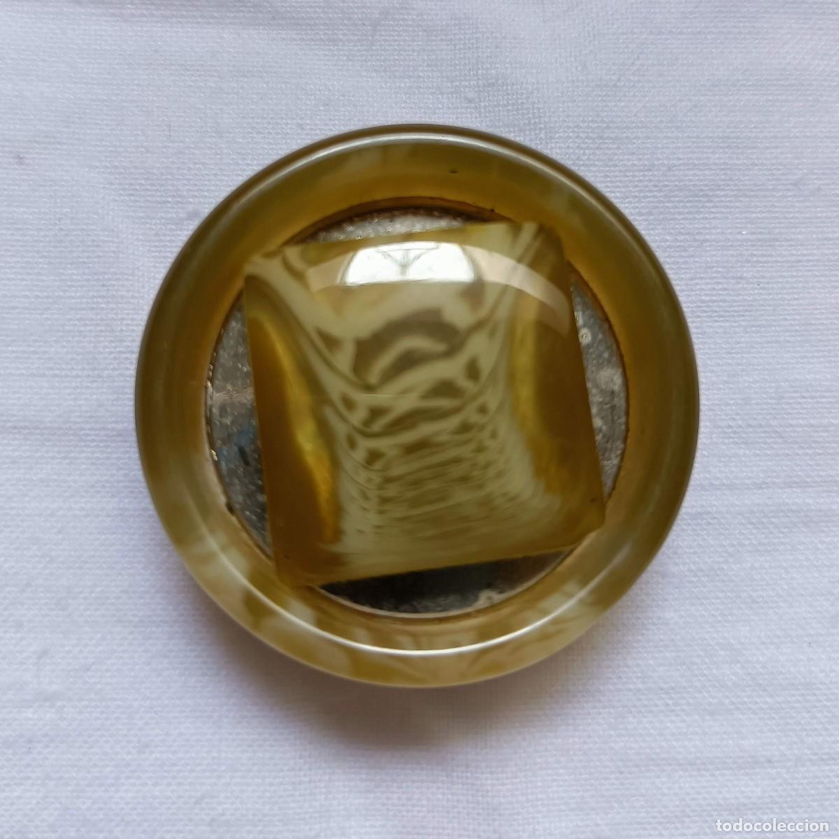Vintage: Elegante bot&oacute;n de resina verde claro, veteado, brillante, pieza espejada en el centro. 3,0 cm