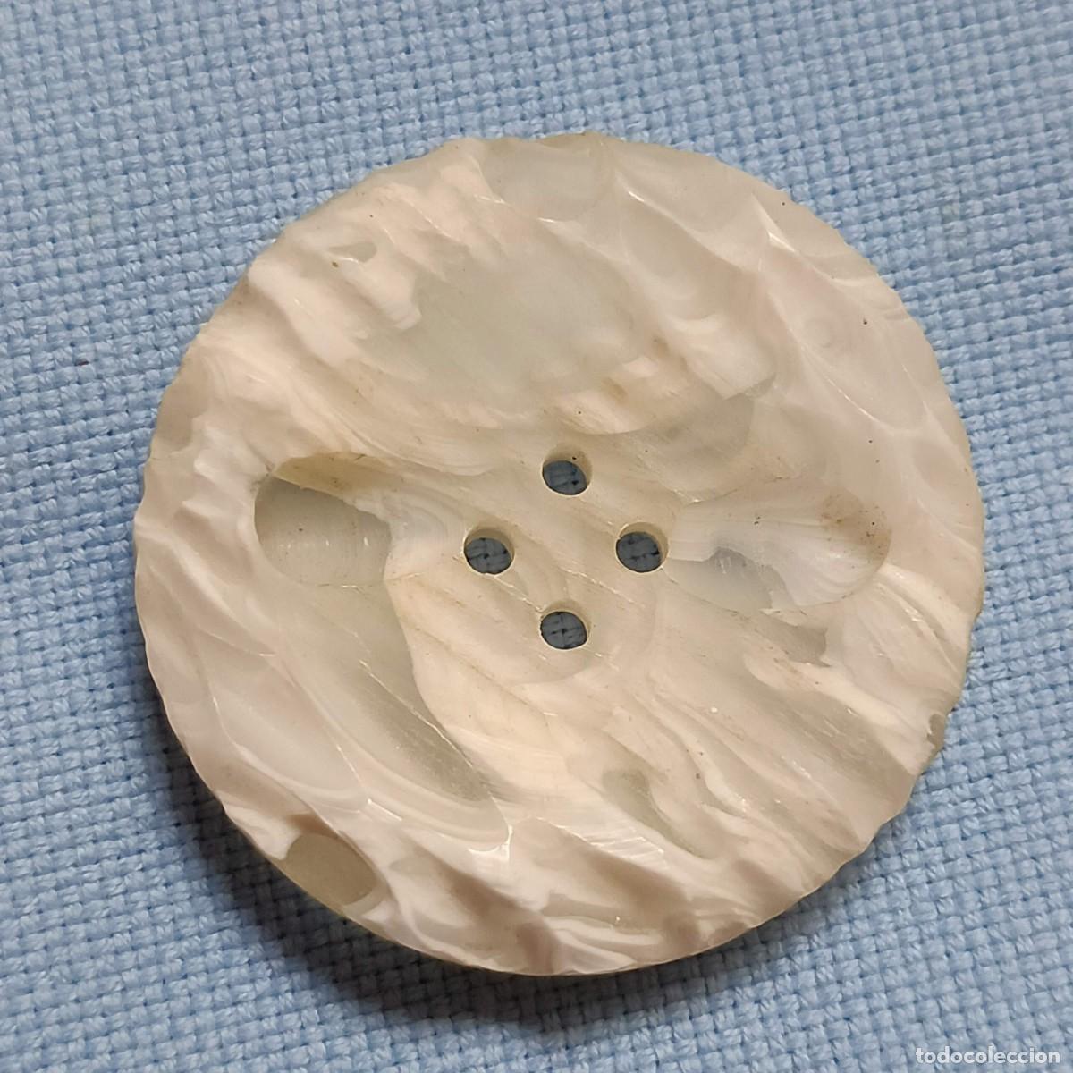 Vintage: Bello bot&oacute;n en resina blanca y transl&uacute;cida, veteado, tallado. 3,7 cm