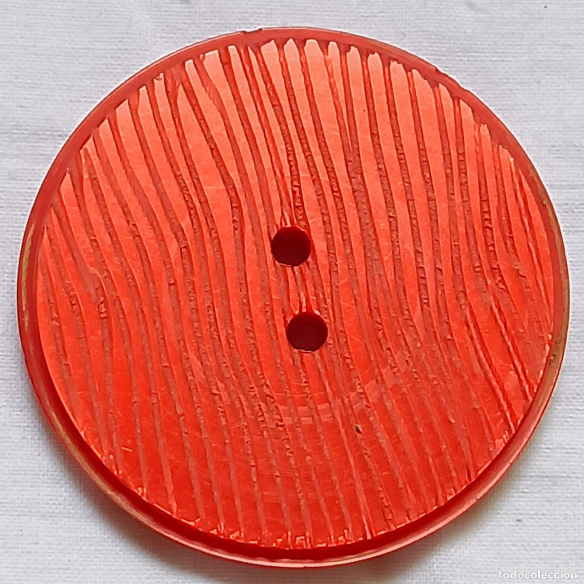 Vintage: Vibrante bot&oacute;n en resina, rojo anaranjado, nacarado, tallado, dos agujeros. 4,5 cm.