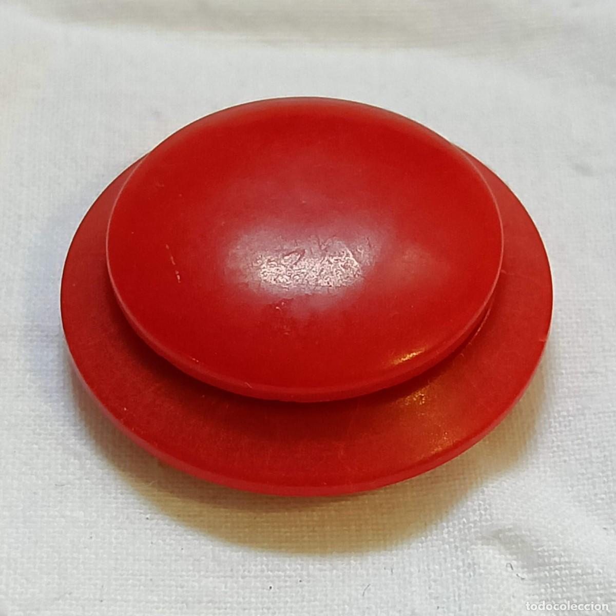 Vintage: Bot&oacute;n de baquelita (&iquest;?) rojo. V&aacute;stago de t&uacute;nel. 2,8 cm.