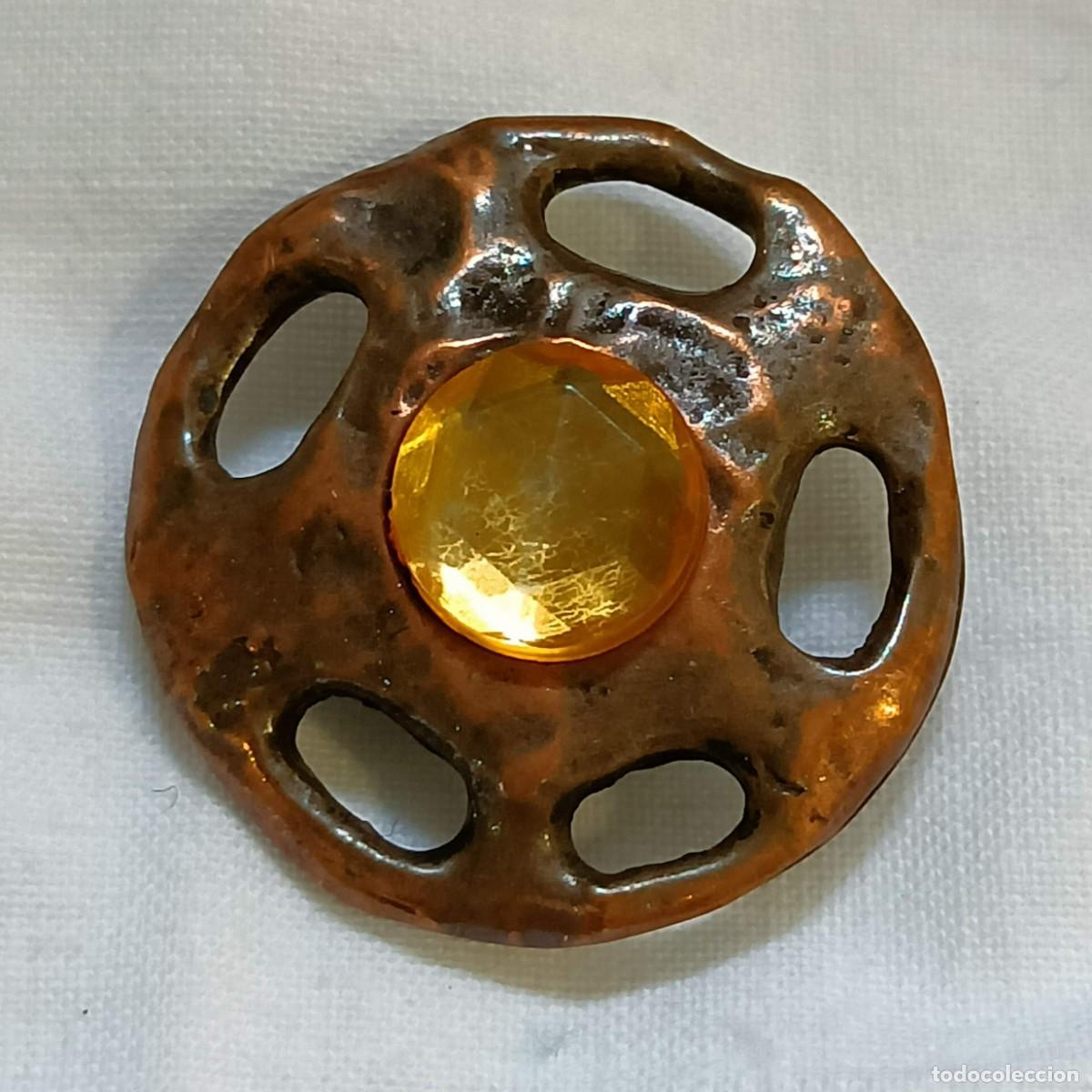Vintage: Bot&oacute;n de metal color cobre, decorado con cristal amarillo, de pie. 2,7 cm.