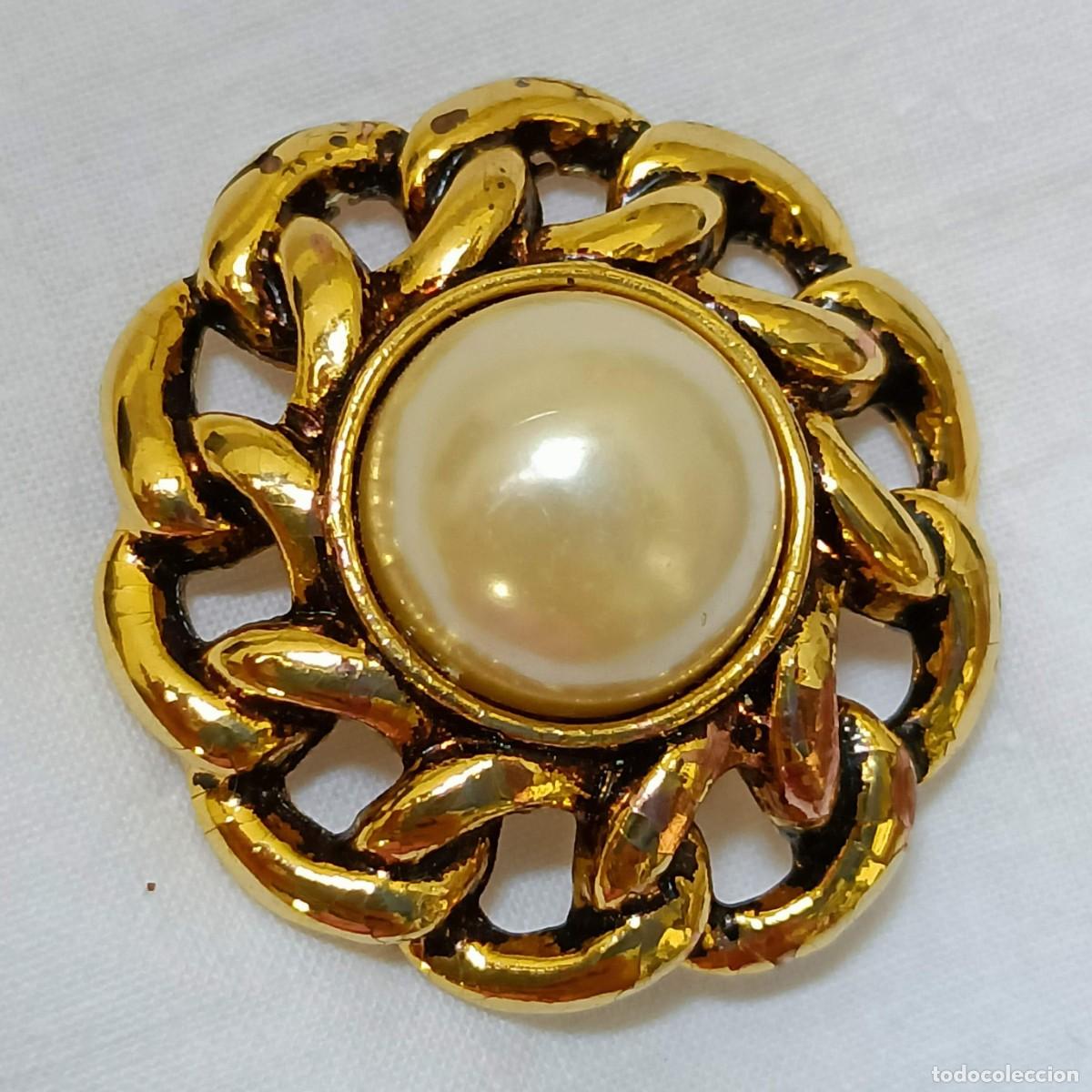 Vintage: Pesado bot&oacute;n de metal dorado, bordes calados, cabuj&oacute;n perlado, de pie. 3,7 cm.